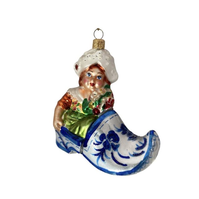 dutch girl, nederlands meisje, woodenshoe, klomp tulpen uit Amsterdam, lace bonnet, kanten muts, kerst, christmas, kerstbal, christmasdecoration, kerstversiering, christmas toys, christmastree, kerstboom, santa claus, kerstman, kerstsfeer, christmasatmosphere, xmas, xmasinspriration,