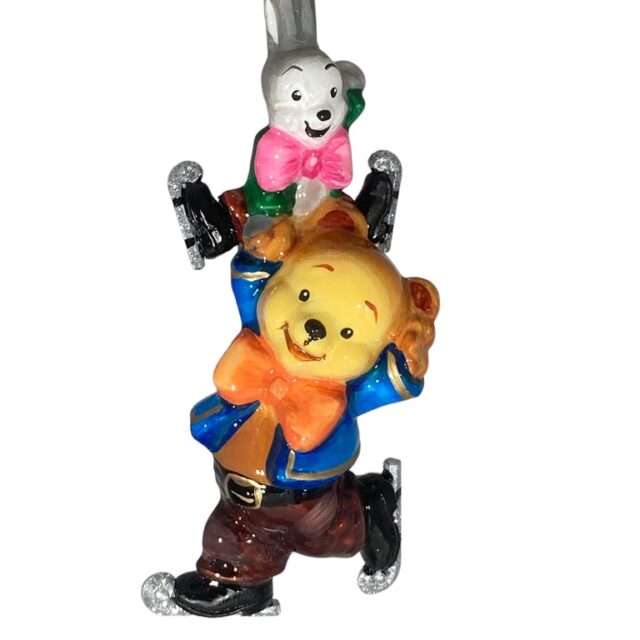 bear, rabbit, konijn beer, schaatsend, iceskating, having fun, plezier maken, friends, vrienden,, toys, mouse king , kerst, christmas, kerstdecoratie, kerstverhaal, kerstboom, kerstsfeer, christmasdecoration, chrismtasstory, christmastree, glassornament, glasschristmasornament, food, gebak,