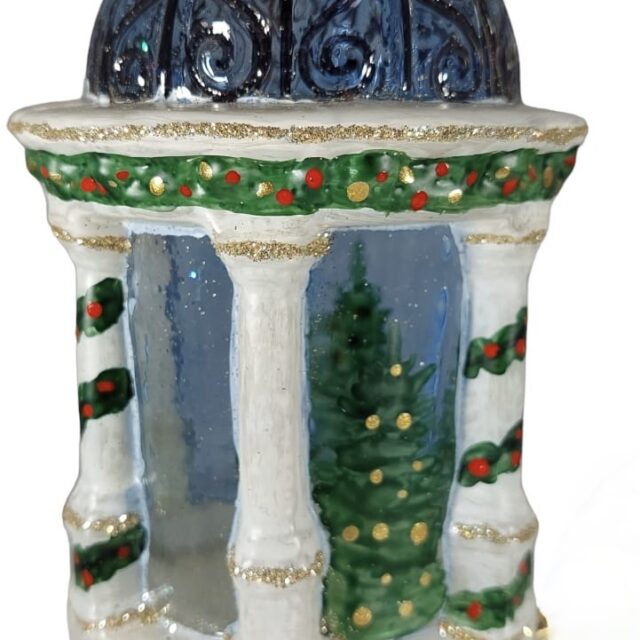 gazebo, tuinhuis, building; gebouw, ready for christmas, klaar voor kerstmis,kerstman, santa, Santa Claus, father nick, kris kringle, father christmas, weihnachtsmann, kerstboom, christmastree, christmas, kerst, kerstdecoratie, kerstbal, christmasdecoration, christmastoy, xmastoy, christmasdecor, wreath, kerstkrans, toerisme, toerist, holiday, nationality, iconic features