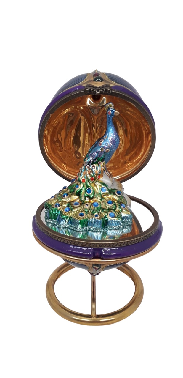 peacock, pauw, hinged egg, faberge style egg, beddazzled christmas, christmastree, christmasdecoration, christmastoys,snowman, MRS claus, cookies, homemade , santa claus, kerst, kerstboom, kerstversiering, sneeuwman, kerstman, kerst inspiratie, christmas inspiration, xmas, xmastoys, chritmastoys, glassornaments,