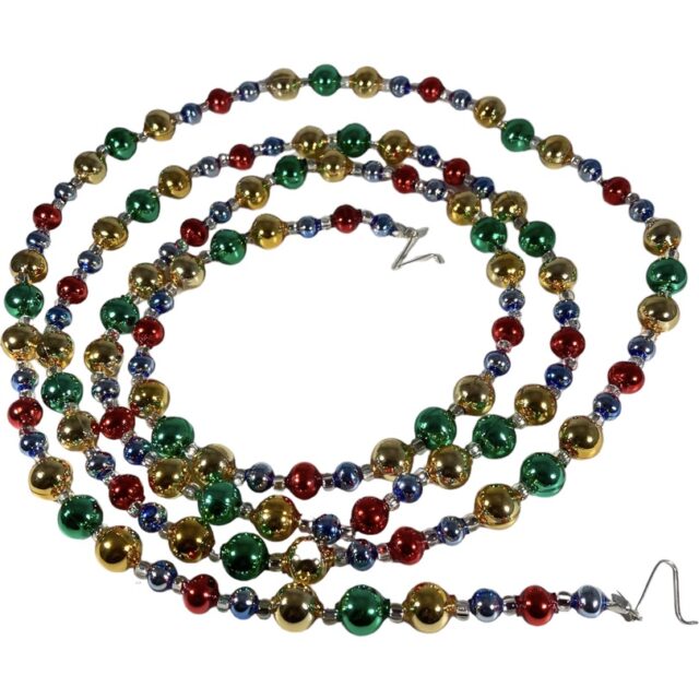 garland, ketting, kerstslinger, christmasgarland, kerst, christmas, christmasdecoration, kerstversiering, xmastoys, xmasgarland, christmastoys, kerskboom, christmastree, holidayornaments, holdiay season, the season to be jolly, kerstkralen, beaded ornaments