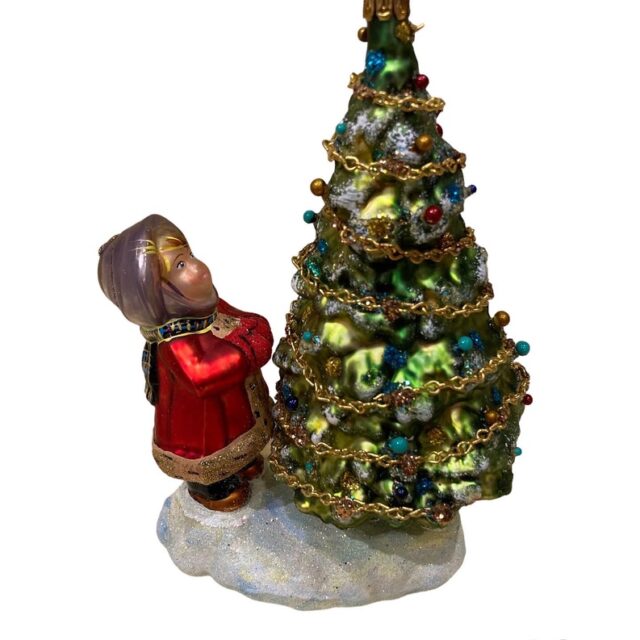 christmastree,hij brengt de kerstboom ,  kerst, christmas, kerstmis, christmasdecoration, kerstdecoratie, kestversiering, christmasornament, glassornament, kerstboom, christmastree, let it snow, wintertime, christmasseason, holiday season, holidaydecor, wiehnachten, weihnachtsdeko, weihnachtskugel, glazen kerstbal,