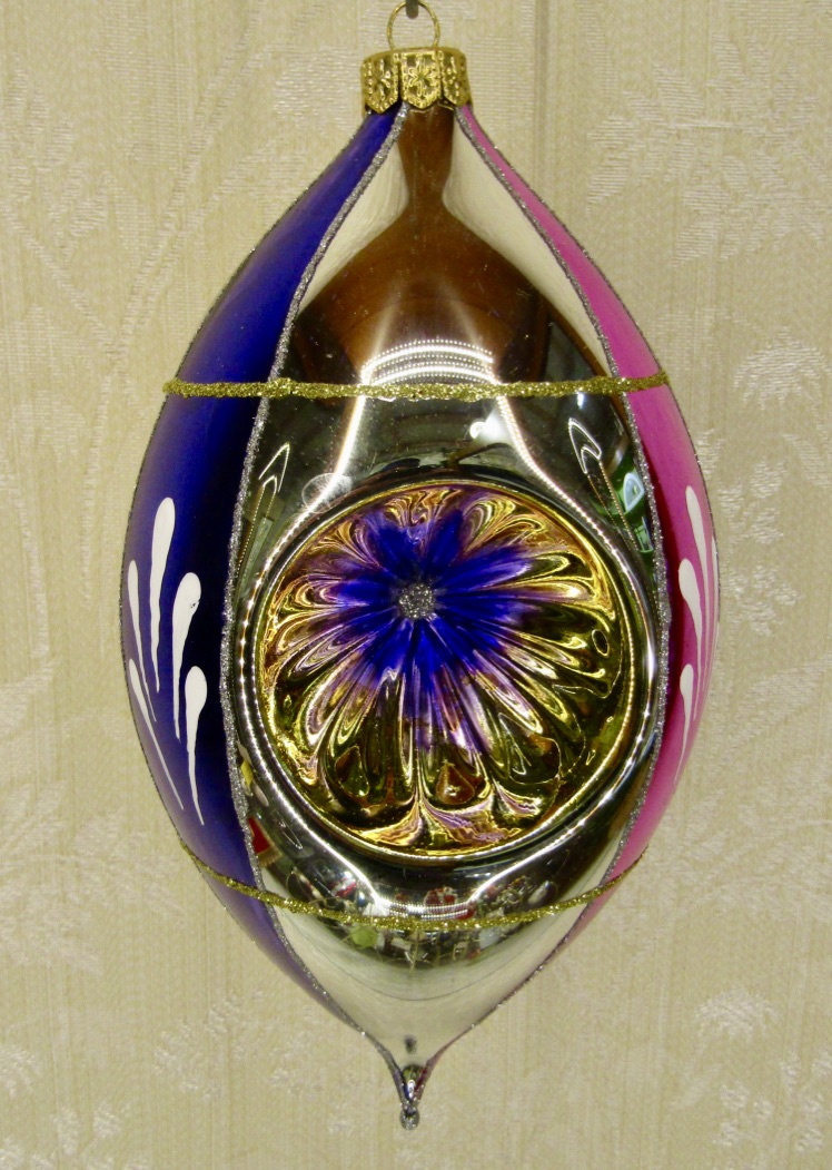 vorm, shape, reflex, ornament with den, glass ornament, glassart, kerst, christmas, kerstversiering, christmasdecoration, santa claus, christmastree, father christmas, saint nick, kerstman, xmas, xmastoys, holiday season, kerstsfeer, kerstatmosfeer, christmasatmosphere, wiehnachten, weihnachtsdeko, natel, navidad, feliz navidad, love, family together,