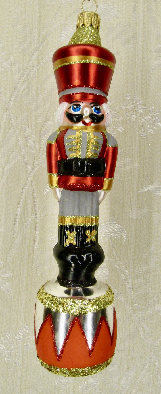 notenkraker op trom , nutkracker on drum, jan klasse, , ballet classics, christmas season, christmasdecoration, kris, kringle, happy holidays, merry chirtmas, christmascountdown, angry face, , tsjaikowski, christmastoys, xmastoys, xmas, holiday season; 12days of christmas,