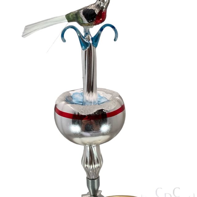 bird at fountain, vogel bij fontijn, bird, vogel, animal, dier, christmas, kerst, christmastree, kerstboom, christmasdecoration, kerstversiersing