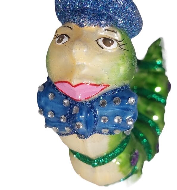 Green caterpillar, would you hang this one in your christmas tree, I do not love them in my garden when they are eating my plants but I do lover butterflies. what a dilemma he causes. this one is plant and childeren friendly.