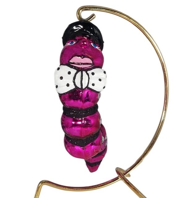 Green caterpillar, would you hang this one in your christmas tree, I do not love them in my garden when they are eating my plants but I do lover butterflies. what a dilemma he causes. this one is plant and childeren friendly.