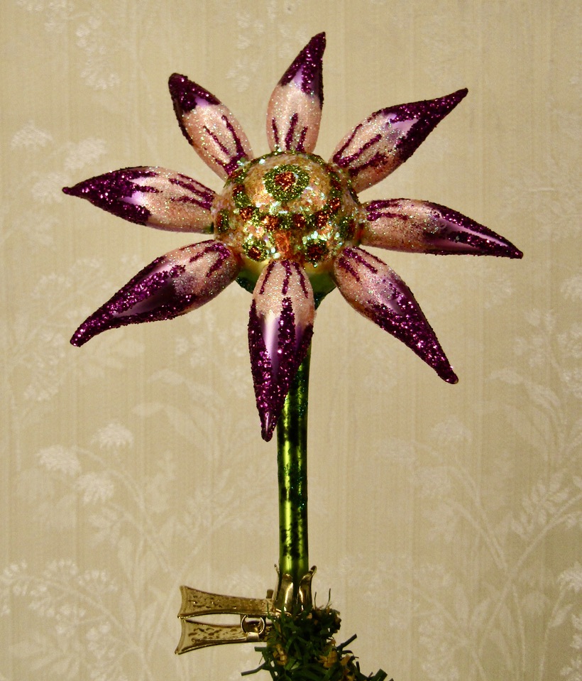 Dezer mooie blauwe bloem is een ideale aanvulling op uw kerstverzameling. Zij is elegant en toch sober. Het blauw maakt een mooi kontrast tegen het groen van uw kerstboom en samen met de andere glazen kerstdecoraties vormen ze een wonderbaarlijk geheel. - This blue flower is good addition to your christmas collection, she is elegant and yet pla