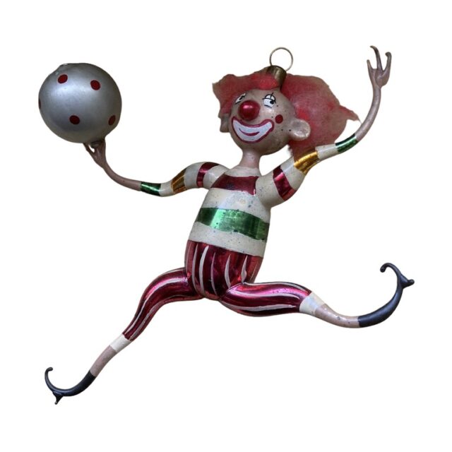 Deze clown is een meester in het balspel, hij springt achter zijn bal aan en vangt hem altijd. Kerst, kerstdecoratie, christmas, kerstboom, christmas tree, circus, human, sports, Santa Claus