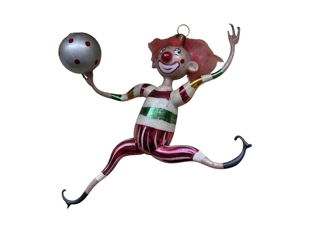 Deze clown is een meester in het balspel, hij springt achter zijn bal aan en vangt hem altijd. Kerst, kerstdecoratie, christmas, kerstboom, christmas tree, circus, human, sports, Santa Claus