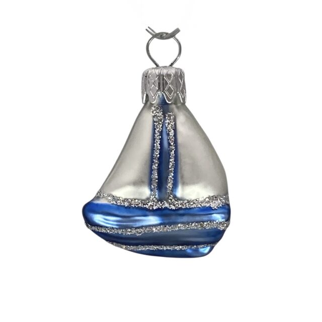 this sailship will not take you on a journey around the world but it will definitely make you dream about it.A christmas cruis maybe.