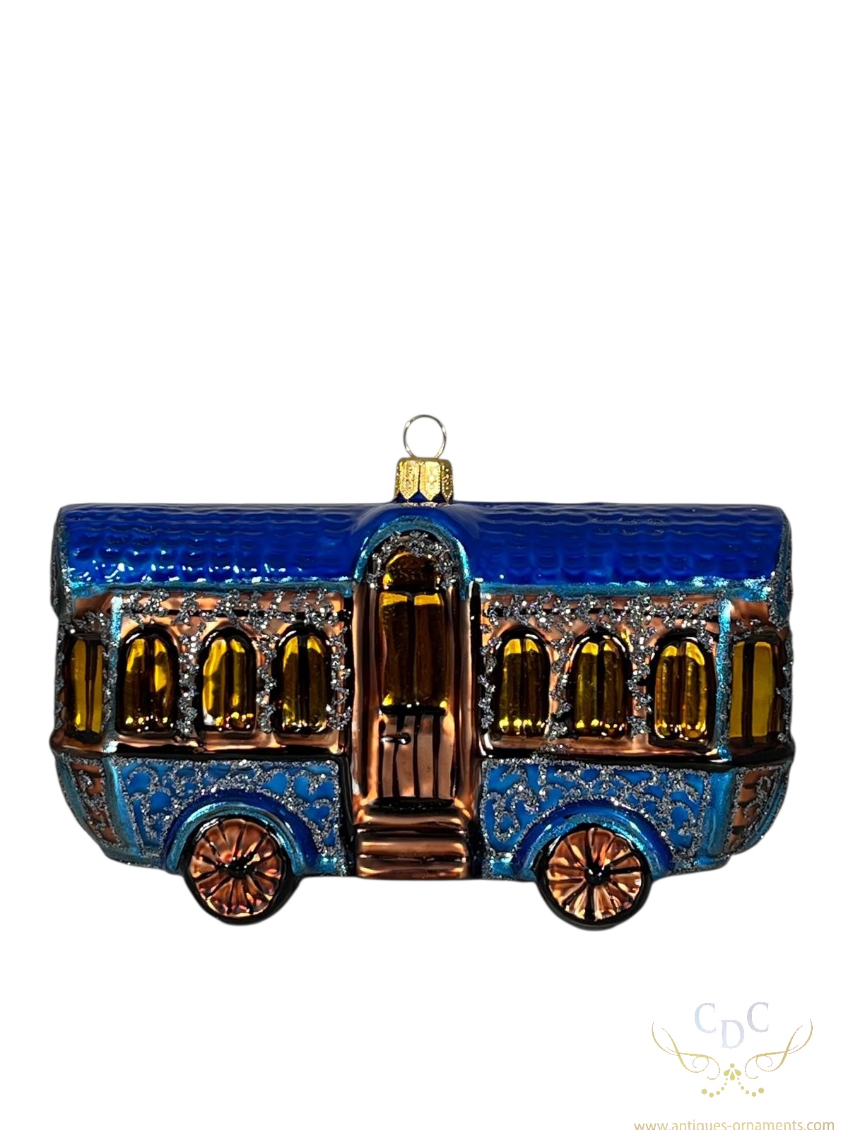 5558 Gipsy cart We present to you our gipsy cart, a dream home for some but her just a glass christmas ornament to adorn your christmastree.