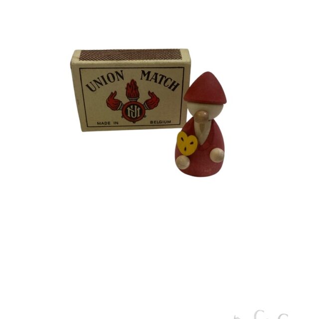 Wichtel : good natured house ghost who brings small presents in the Christmas season - this one brings a gingerbread heart 