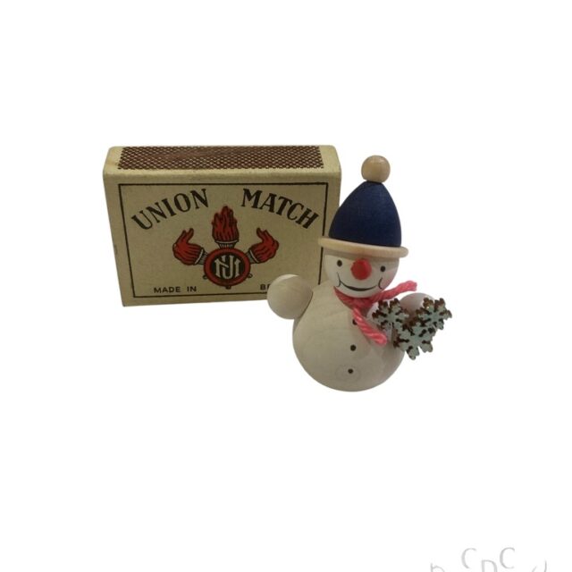 Miniature snowman with icecrystal to enhance his outfit. - Christmas, winterwonderland