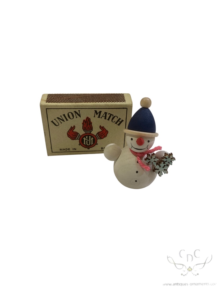 Miniature snowman with icecrystal to enhance his outfit. - Christmas, winterwonderland