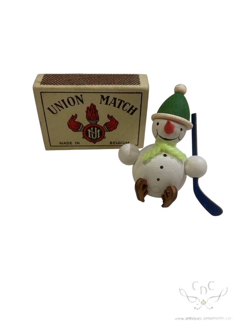 I wonder how this looks like a snowman on the ice ? 