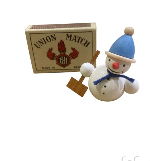 736 snowman with snow shuffle I wonder how this looks like a snowman on the ice ?