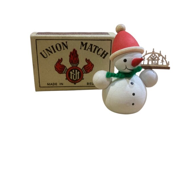 730 Snowman with window arch This cute little fellow has found an icecrystal to enhance the christmas atmosphere