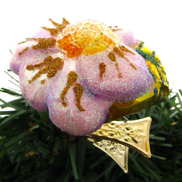 gieter, caster, watering can, gerden, tuin, flowers, bloemen, kerst, christmas, christmastree Isn't this a cute christmasornament it has the shape of a little pink flower and is waiting to be loved, by a real human gardener.