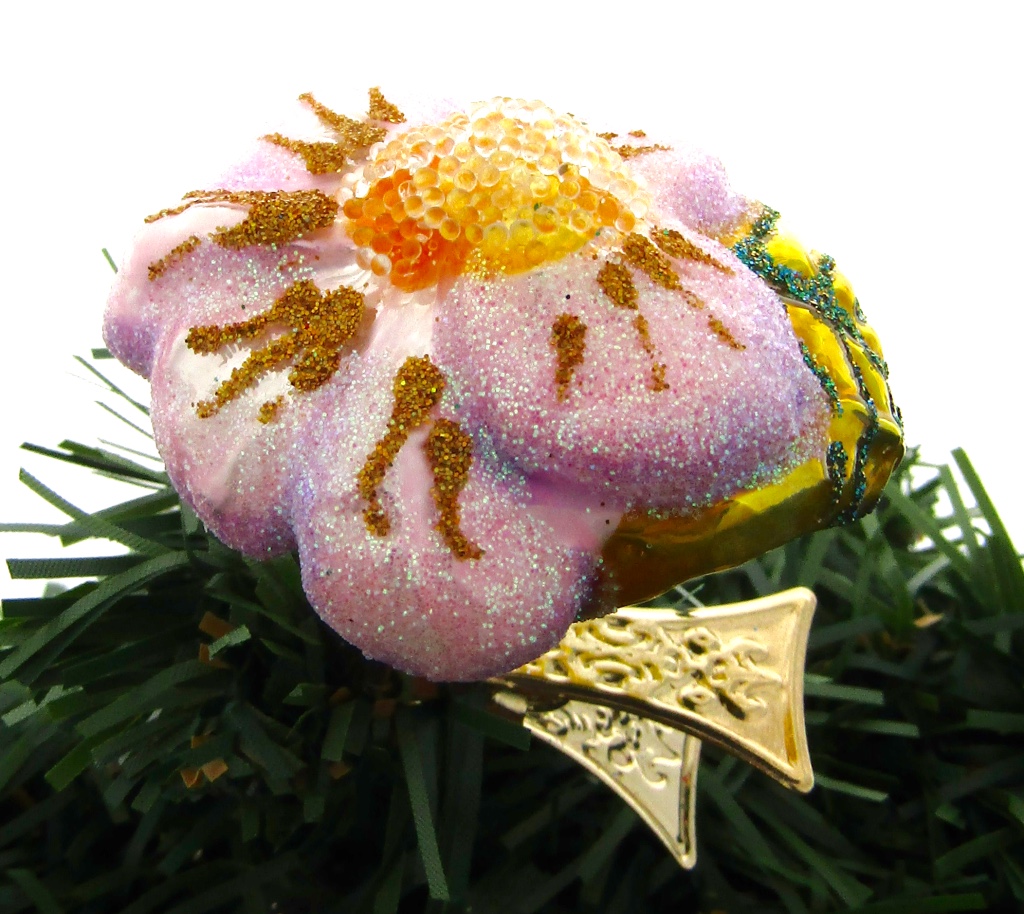 gieter, caster, watering can, gerden, tuin, flowers, bloemen, kerst, christmas, christmastree Isn't this a cute christmasornament it has the shape of a little pink flower and is waiting to be loved, by a real human gardener.
