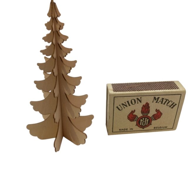 kerst in het poppenhuis met deze 10 cm hoge boom kan je aanvangen om de kerstsfeer in je poppenhuis aan te brengen.