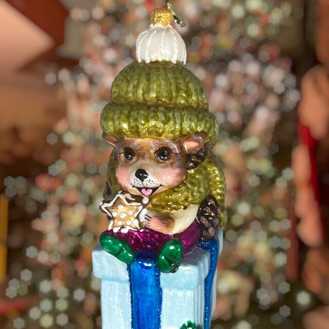 5607 hedgehog on a gift Hedgehog on gift, a part of thechristmas celebreating animal familythat has a grandma squirrel, grandpa raccoon, uncle grizzly, bleu baby hare, pink baby hare, and foxy aunt so far. all christmasornaments for yur display