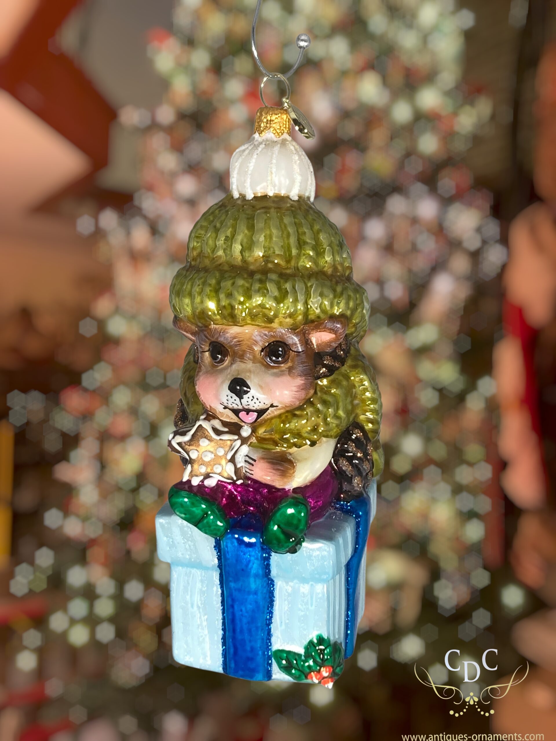 5607 hedgehog on a gift Hedgehog on gift, a part of thechristmas celebreating animal familythat has a grandma squirrel, grandpa raccoon, uncle grizzly, bleu baby hare, pink baby hare, and foxy aunt so far. all christmasornaments for yur display