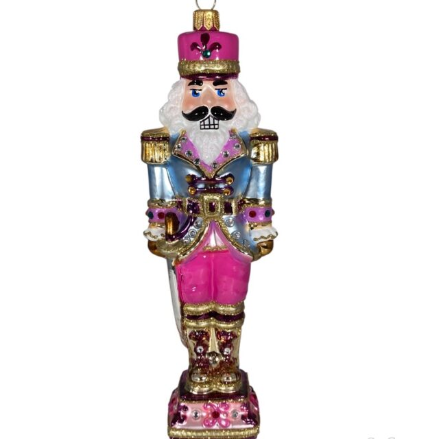 5620 Pink Nutkracker This nutkracker is so proud and wonderfull with Clara's help he will be liberated from the evil mouseking and go back to his kingdom as a fine ruler.